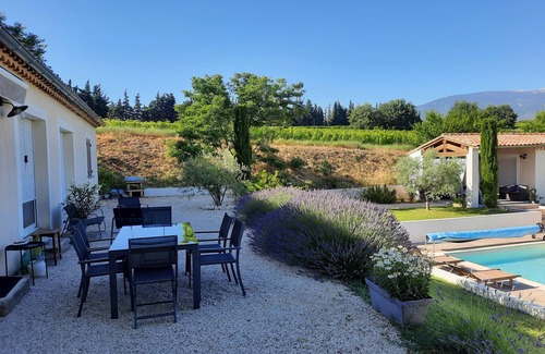 Mormoiron Casa | Gîte ''Les Vignes'', heated swimming pool, breathtaking view at the foot of Mt Ventoux