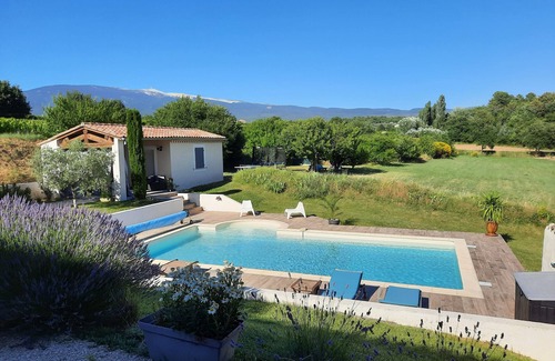 Mormoiron Casa | Gîte ''Les Vignes'', heated swimming pool, breathtaking view at the foot of Mt Ventoux