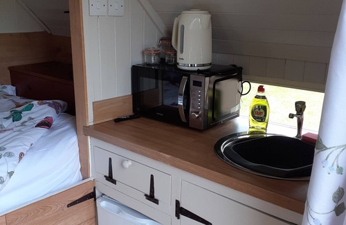 Chippenham Casa | Glamping at the Retreat Wiltshire is Rural Bliss