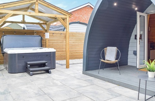 Chorlton-by-Backford Cabaña | Glamping Pod 2 - UK49950