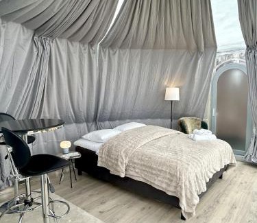 Andoy Otro | Glass domes at Arctic Ocean Lodge