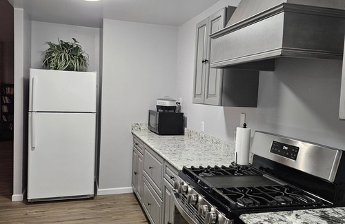 Glen Burnie Casa | Glen Burnie Escape - Pet friendly with easy access to multiple attractions.