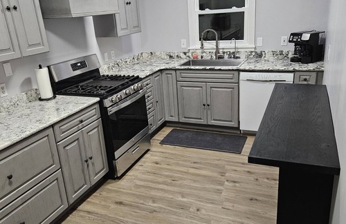 Glen Burnie Casa | Glen Burnie Escape - Pet friendly with easy access to multiple attractions.