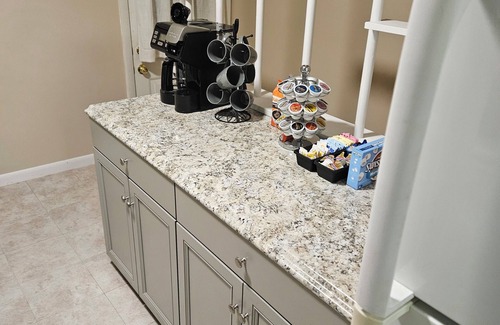 Glen Burnie Casa | Glen Burnie Hideaway - Pet friendly with easy access to multiple attractions.