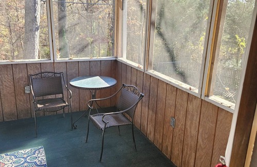 Glen Burnie Casa | Glen Burnie Hideaway - Pet friendly with easy access to multiple attractions.