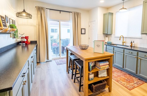 Gleneagle Casa | "Gleneagle Getaway"- HOT TUB and 5 minutes to AFA!