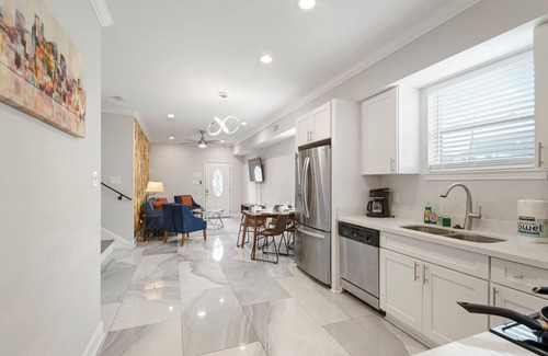 Tulane - Gravier Casa | Glistening New Superdome Group Home w/10 Beds, Parking, Patio, Grill and 5 Bath
