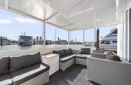 Main Beach Alquiler De Eote | Gold Coast Floating Home, Beach, Restaurants, Pets