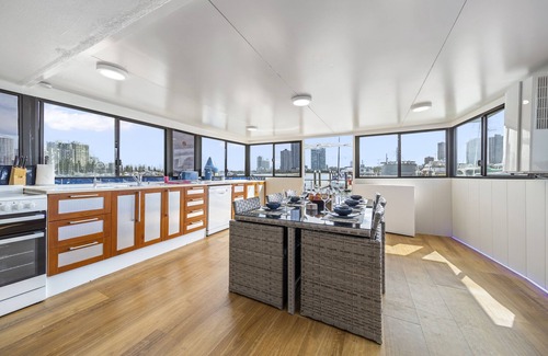 Main Beach Alquiler De Eote | Gold Coast Floating Home, Beach, Restaurants, Pets