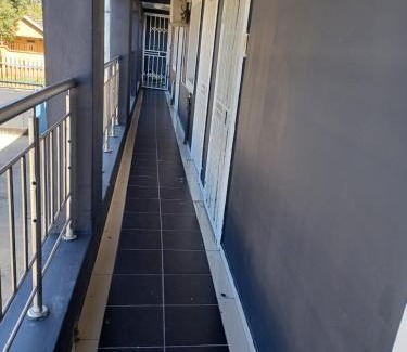 Greater Johannesburg Metropolitan Area Apartamento | Gold Crown One Bedroom Self-Catering Apartment With NetFlix & YouTube
