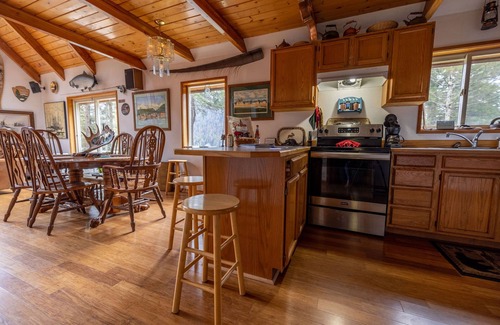 Sitka Casa | Golden Alaska Lodge - Rustic Cabin Rental in Sitka