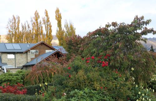 Wanaka Hotel | Golfcourse Road Chalets and Lodge