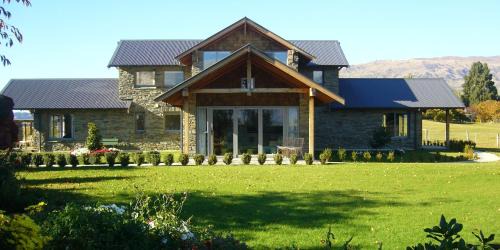 Wanaka Hotel | Golfcourse Road Chalets and Lodge