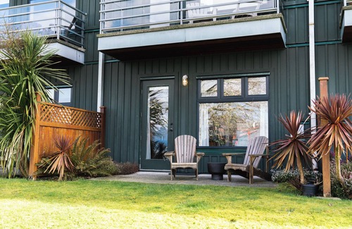 Tofino Condominio | Goodview Suite - licensed waterfront studio with a fireplace and patio