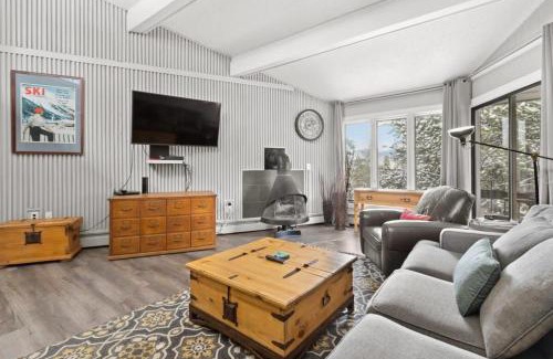 Peak 8 Casa | Gorgeous 2BR Home In Town Minutes from Skiing