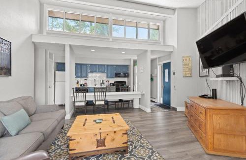 Peak 8 Casa | Gorgeous 2BR Home In Town Minutes from Skiing