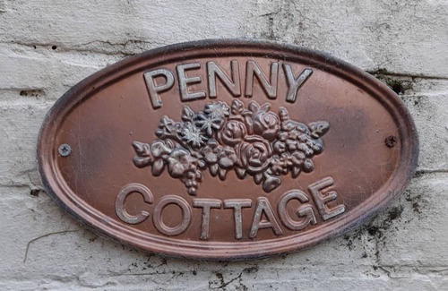 Eastleigh Cabaña | Gorgeous 3 storey cottage. Pet friendly! 7 miles from Winchester.