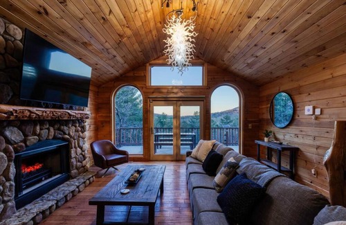 Mineral Bluff Chalet De Esquí | Gorgeous 6BR Cabin w/Spa, Firepit, Arcade& Mountain View