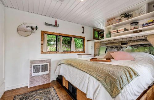 Somerdale Casa | Gorgeous Caravan Glamping Escape for Four in Dover, Ohio