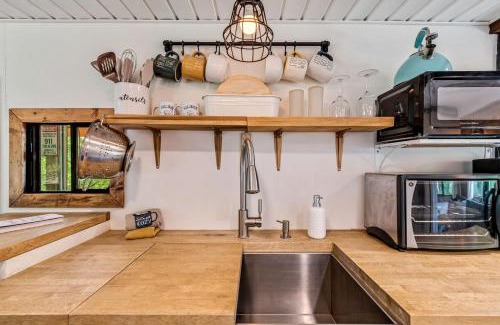 Somerdale Casa | Gorgeous Caravan Glamping Escape for Four in Dover, Ohio
