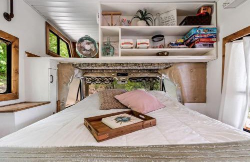 Somerdale Casa | Gorgeous Caravan Glamping Escape for Four in Dover, Ohio