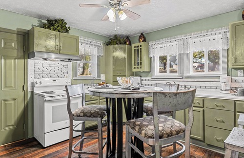 Athens Cabaña | Gorgeous Cottage Near UGA - Close to Everything!