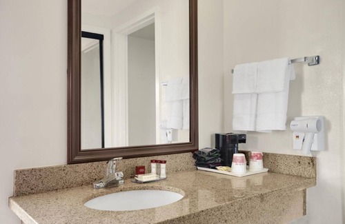 Torrance Hotel | Gorgeous Family Escape! Spacious Family Unit, Pool, Restaurant