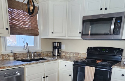 New London Casa | Gorgeous Lakefront Property