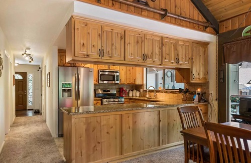 Lakehead-Lakeshore Casa | Gorgeous Lakehouse w/Hot Tub, Pool Table, Games & MORE!