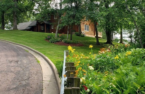 Independence Casa | Gorgeous Log Home featuring 8-person outdoor HOT TUB-available year round.