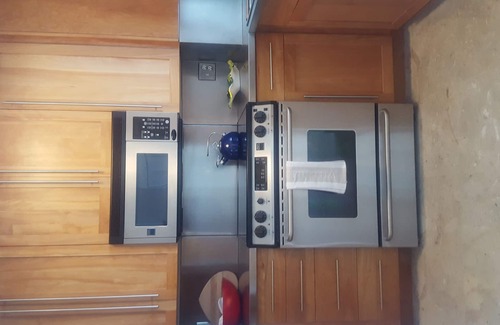 Coconut Grove Apartamento | Precioso apartamento de planta 8ª plana con vistas a la bahía, el parque, la piscina y el Club de Vela.