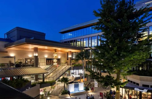 Coconut Grove Apartamento | Precioso apartamento de planta 8ª plana con vistas a la bahía, el parque, la piscina y el Club de Vela.