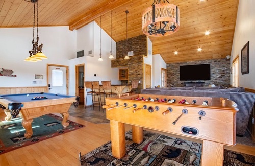 Bouvet Island Cabina | Clover by AvantStay | ⛷️ Gorgeous Ski In/ Ski Out Home w/ Game Room & Hot Tub!🫧