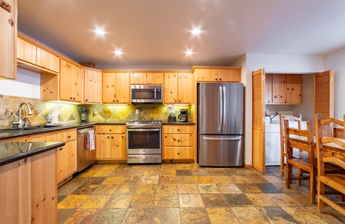 Bouvet Island Cabina | Clover by AvantStay | ⛷️ Gorgeous Ski In/ Ski Out Home w/ Game Room & Hot Tub!🫧