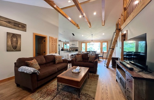 Greentown Casa | Gorgeous & Spacious Lake Front Home