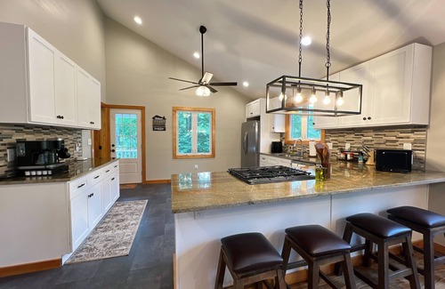 Greentown Casa | Gorgeous & Spacious Lake Front Home