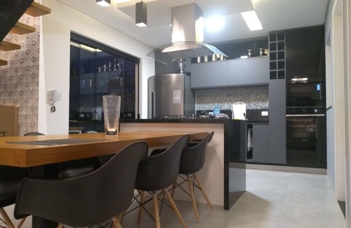 Portal da Olaria Casa | Lindo Sobrado SUPER NUEVO con piscina, aire acondicionado y barbacoa.