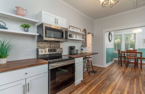 Lebanon Casa | Gorgeous Victorian home 40min from Lake Ozarks!!