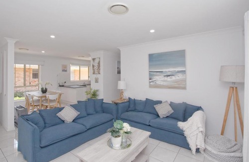 Ettalong Beach Villa | Gorgeous villa 5min walk to beach KING BED