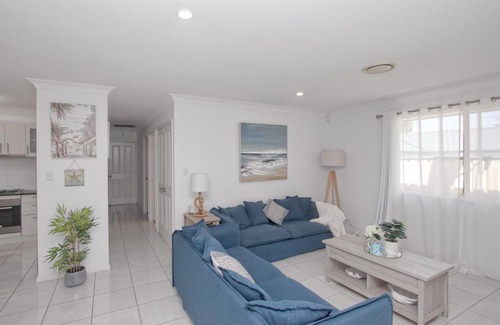 Ettalong Beach Villa | Gorgeous villa 5min walk to beach KING BED