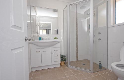 Ettalong Beach Villa | Gorgeous villa 5min walk to beach KING BED