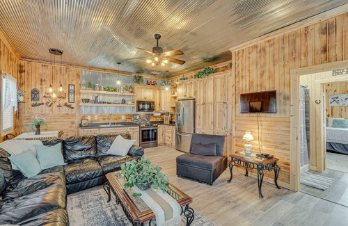 Rucker Casa | 'Grace Place' Clark House on Farm: Shared Hot Tub!