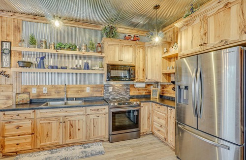 Rucker Casa | 'Grace Place' Clark House on Farm: Shared Hot Tub!