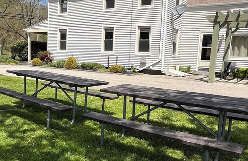 Bozrah Casa | Gracious, comfy, 1800’s Full Farmhouse