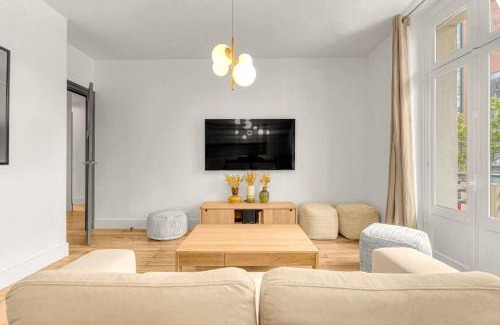 Guilhemery Apartamento | Grand Appartement Lumineux - Parking Privé - Clim