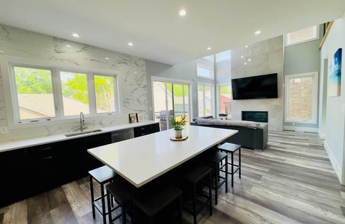 Grand Bend Casa | Grand Bend Modern Living Upper Unit with Separate Entrance Vacation Rental.