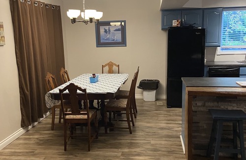 Lambton Shores Cabaña | Grand Bend Riverfront 4 Season 4 BR cottage close to beaches & conservation area