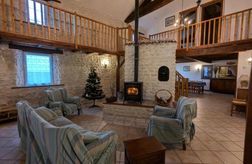 Angeduc Casa | Grand Gîte Familial avec Piscine Chauffée, Wi-Fi et Animaux Bienvenus - FR-1-653-272