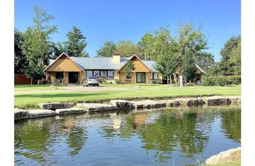 Vinita Casa | Grand Lake Reunion House-Community pool, hot tub, lake access