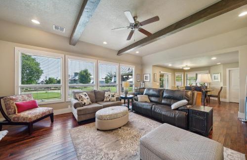 Vinita Casa | Grand Lake Reunion House-Community pool, hot tub, lake access